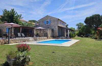 Poreč okolica - Renovirana istarska kamena kuća s bazenom + 6000 m2 zemljišta