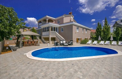 Visnjan 2 km, Porec 10 km - Einfamilienhaus mit Pool und Blick aufs Meer!