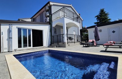Modern Semi-Detached House with Pool near Poreč – Ideal Investment