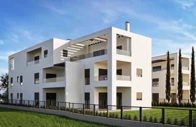 Porec, im Bau befindliche Wohnung von 85 m2 mit einem Garten von 147 m2, 1500 m vom Meer entfernt