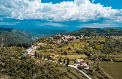 Oprtalj - Ein geräumiges Gebäude mit Grundstück und Panoramablick