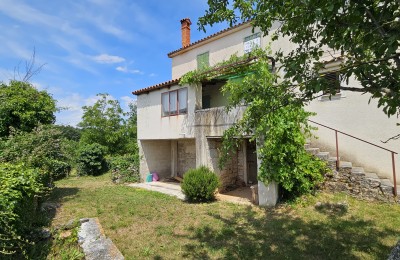 Porec 20 km - Two stone houses for renovation with a spacious garden, quiet location