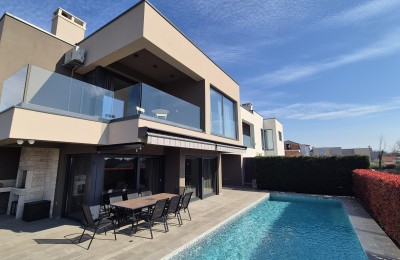 Luksuzna moderna vila s bazenom i krovnim jacuzzijem – Poreč, 500m od mora