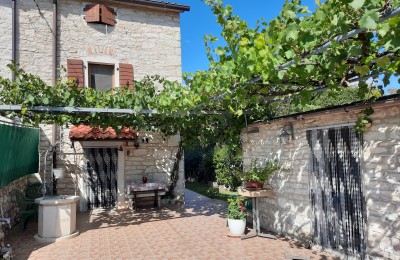 Area di Visignano - Casa in pietra nel villaggio con ampio giardino