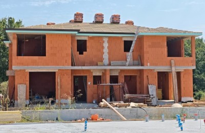 Porec 10 km - Modernes Doppelhaus, ruhige Lage - in Gebäude