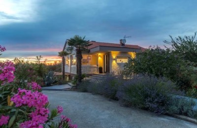 Poreč okolica - Kuća s bazenom, ljetnom kuhinjom i garažom