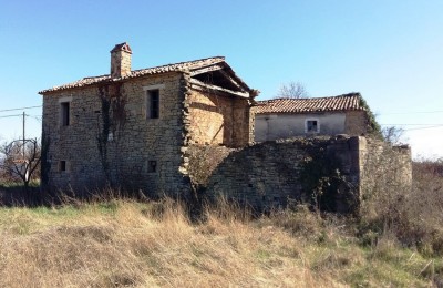 MOTOVUN 8 km – Samostojeća stara kamena kuća sa okućnicom od 1880 m2 i pogledom na more