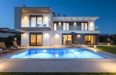 Poreč - Luksuzna moderna vila sa bazenom, garažom i pogledom na more