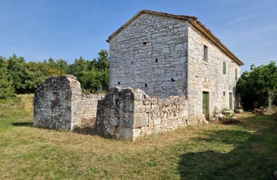 Poreč okolica - Prekrasna stara kamena kuća sa velikom okućnicom, mirna lokacija