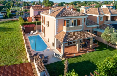 Poreč 10 km, Kaštelir - Prodaje se šarmantna izuzetno kvalitetna kuća sa bazenom