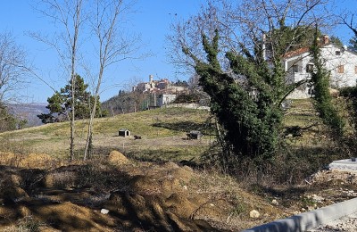 Umgebung von Motovun - Baugrundstück mit Genehmigung zum Bau einer schönen Villa mit Blick auf Motovun