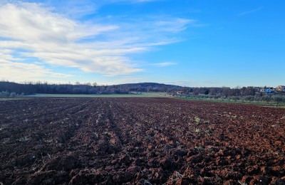 Poreč okolica - Građevisnko zemljište na rubu urbanizirane zone, mirna lokacija