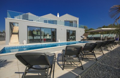 Porec 10 km - Beautiful luxury villa with pool in urban surroundings
