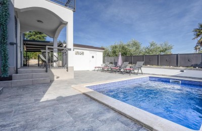 Moderna dvojna kuća s bazenom u okolici Poreča – Idealna investicija