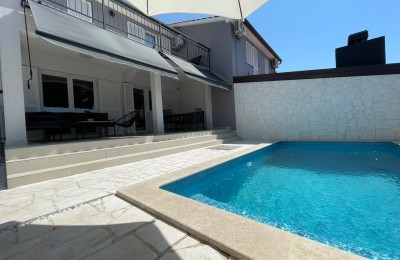 Moderna dvojna kuća s bazenom u okolici Poreča – Idealna investicija
