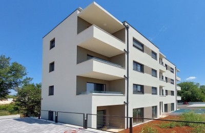 Poreč - novi stan od 88 m2 s vrtom, 2 parkinga