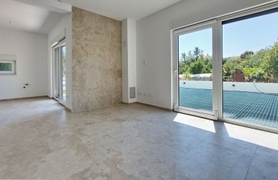 Istra, Poreč, novi stan površine 76 m2 s vrtom, 2 parkinga