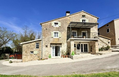 Renovira kamena kuća s očaravajućim pogledom na Motovun